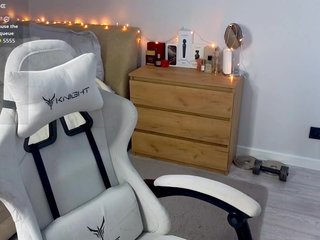 Еротичен видео чат AdeleLaCroix