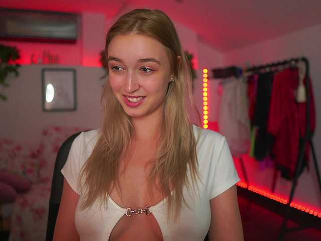 Снимки AlexisTexas18 Hi! I am Alexis 19 yrs old teen, with perfect ass, nice tits and very hot sexy dance moves! Lets have fun with me! Water on my white T-shirt at goal!