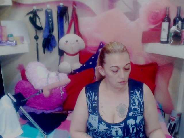 Снимки annysalazar I want to premiere my new toy come help me achieve my goal 100 tokens