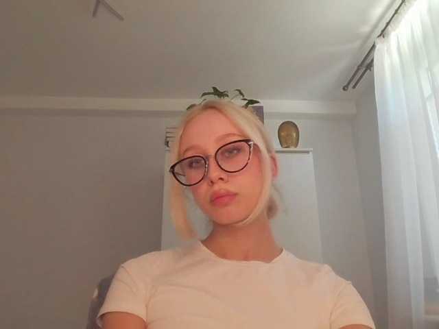 Екранни снимки на излъчване AnyaDirty