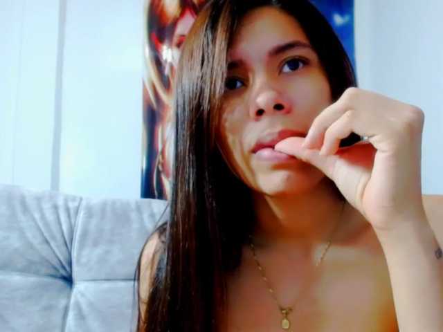 Снимки Ashly95 #lovens#latina#natural#pussy hi guys play with me toy ITACHI