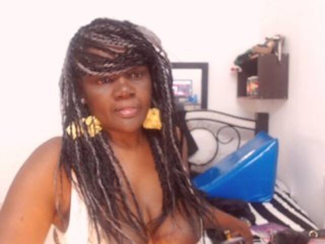 Екранни снимки на излъчване BigBustyBlack