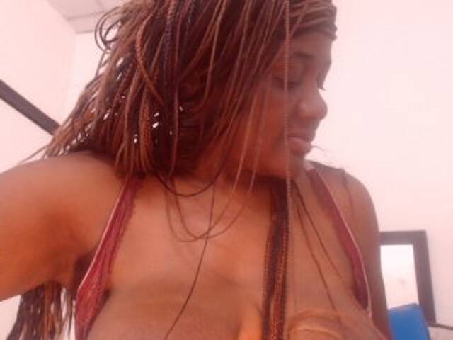 Екранни снимки на излъчване BigBustyBlack