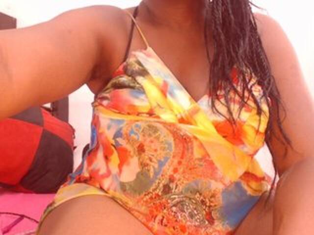 Екранни снимки на излъчване BigBustyBlack