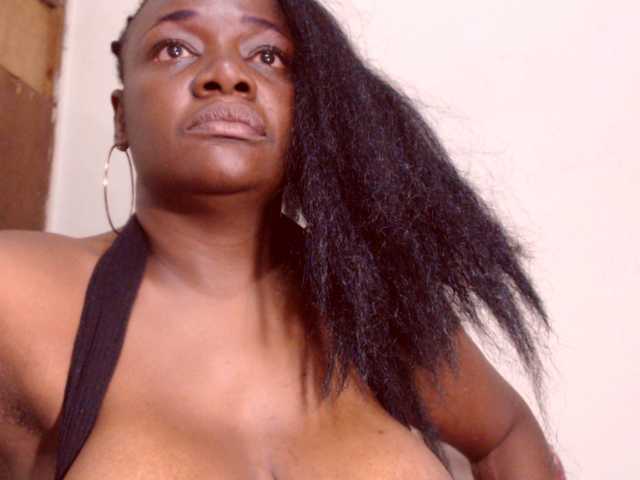 Екранни снимки на излъчване BigBustyBlack