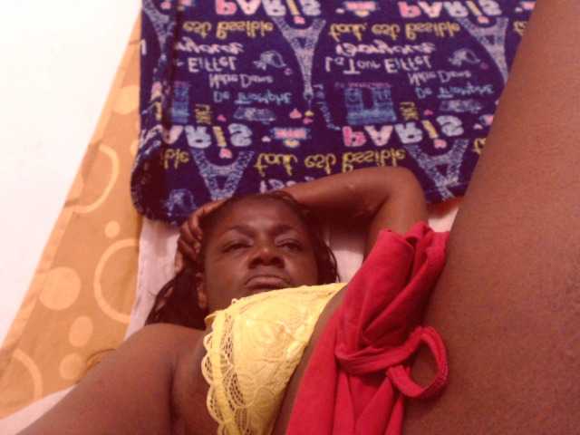 Екранни снимки на излъчване BigBustyBlack