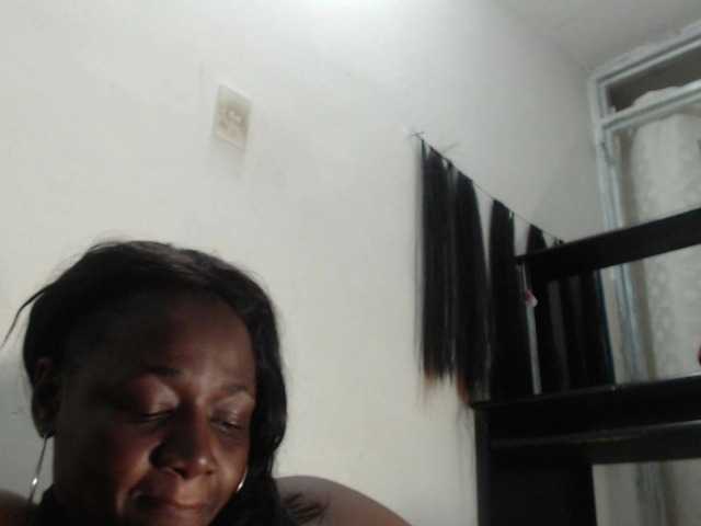 Екранни снимки на излъчване BigBustyBlack