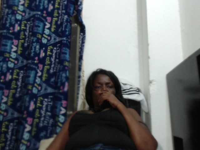 Екранни снимки на излъчване BigBustyBlack