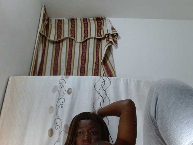 Екранни снимки на излъчване BigBustyBlack