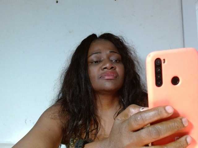 Екранни снимки на излъчване BigBustyBlack