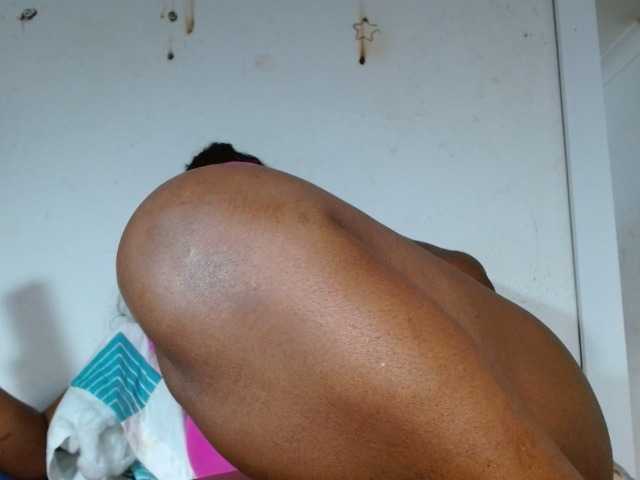 Екранни снимки на излъчване BigBustyBlack