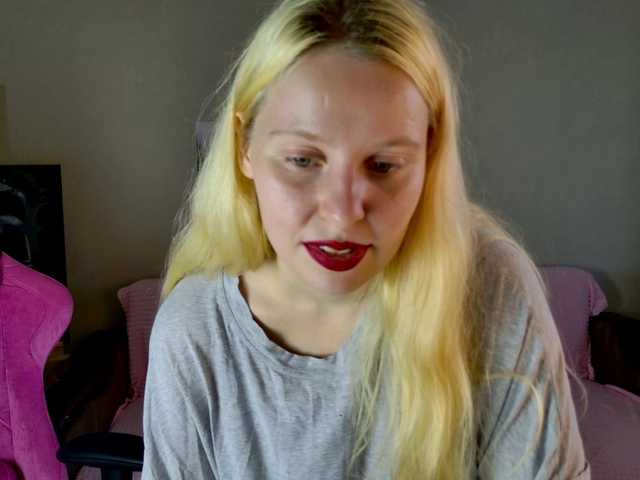 Екранни снимки на излъчване charming-blonde