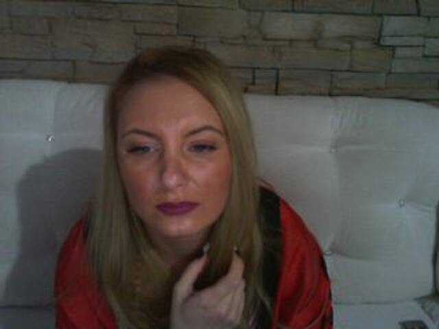 Екранни снимки на излъчване ChristinaHotX