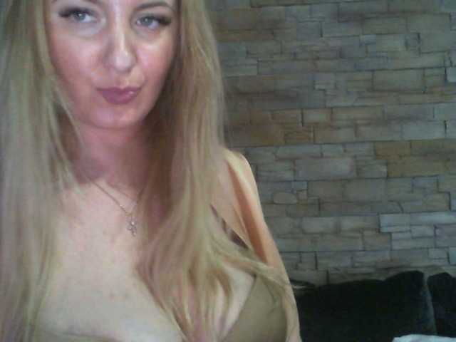 Екранни снимки на излъчване ChristinaHotX