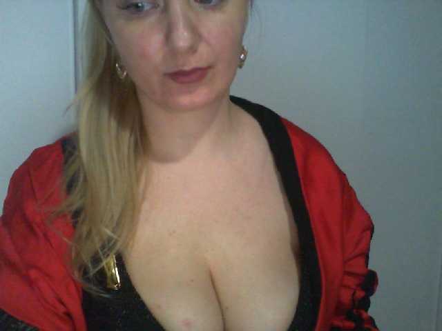 Екранни снимки на излъчване ChristinaHotX