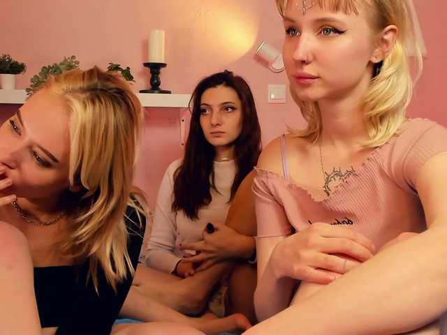 Снимки ClaireSusan Hey guys! I AM Gabi and my friend Sabrina and Kira ♥ Welcome in our room!