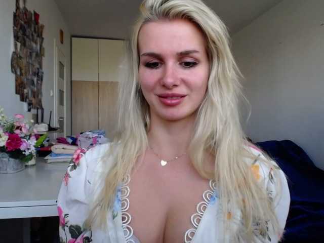 Екранни снимки на излъчване Cornelia22hot