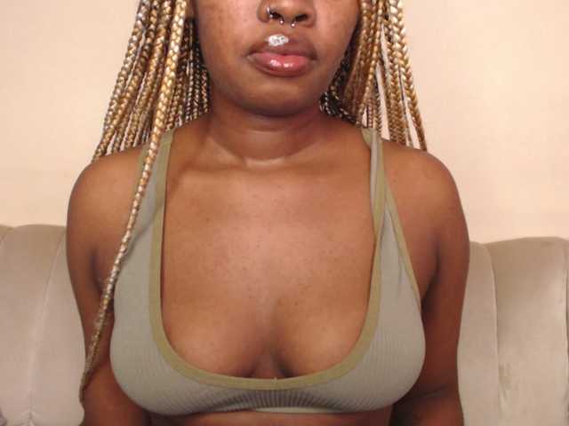 Екранни снимки на излъчване Curvyblaire18