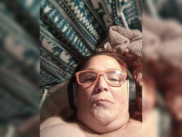 Екранни снимки на излъчване CurvyMeg