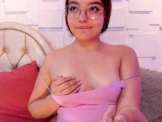 Екранни снимки на излъчване DakotaJade