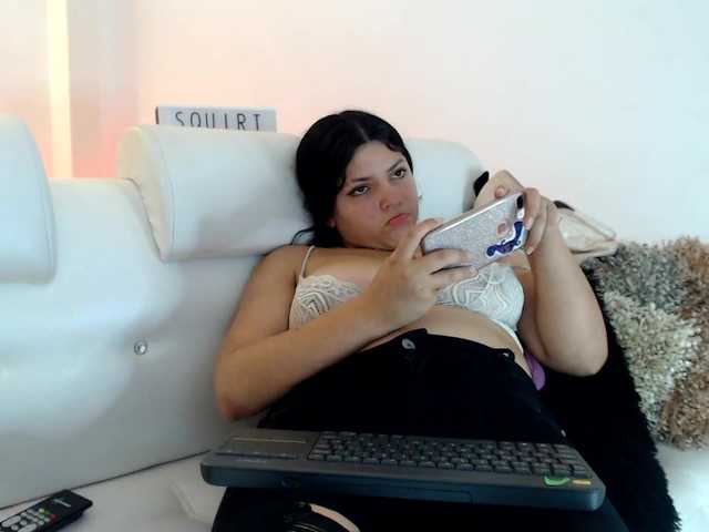 Снимки DakotaJhonson hi guys i'm new to this there is no one home come play with me #latina #curvy #teen #bbw