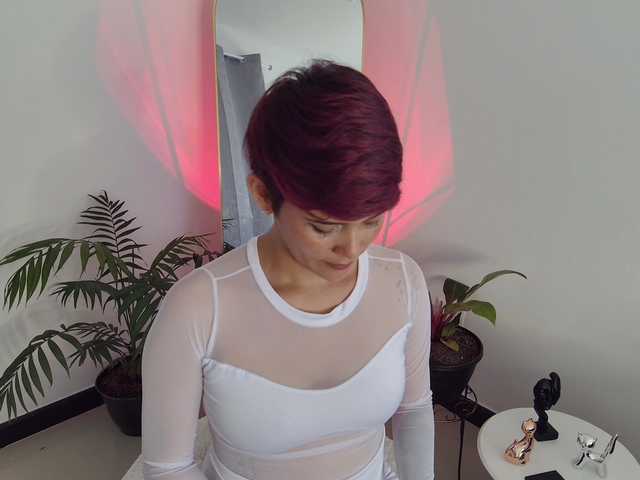 Екранни снимки на излъчване DannaCartier