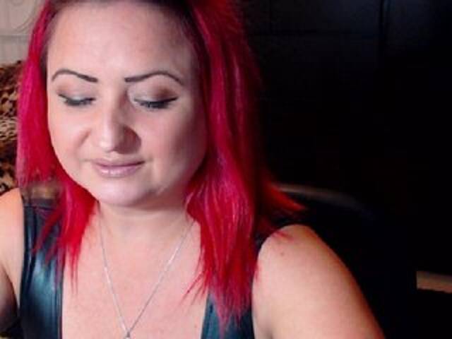 Екранни снимки на излъчване KinkyDomina