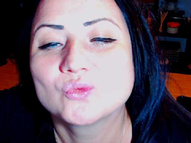 Екранни снимки на излъчване KinkyDomina