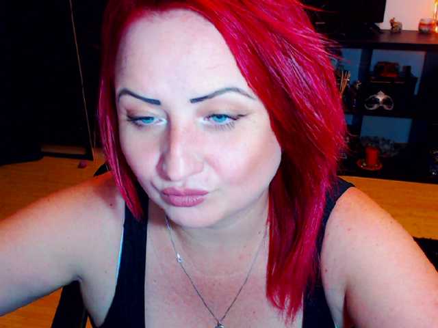 Екранни снимки на излъчване KinkyDomina