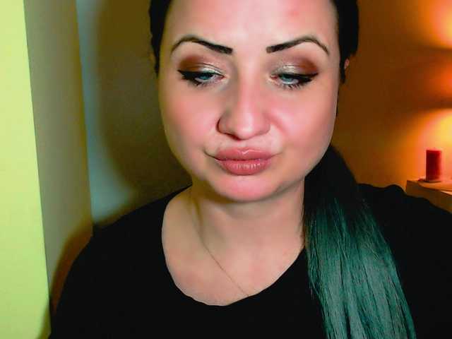 Екранни снимки на излъчване KinkyDomina