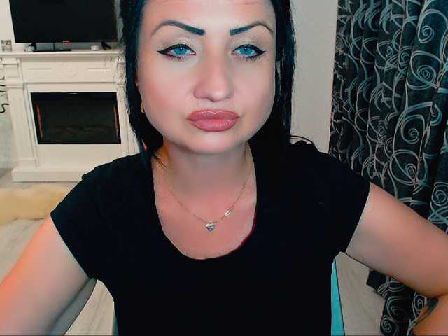 Екранни снимки на излъчване KinkyDomina