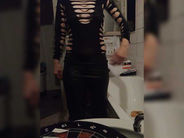 Екранни снимки на излъчване SexyMilfMom4VOYERS