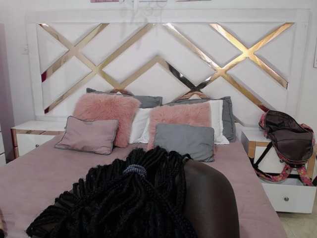 Снимки Ebony-Queen19 Welcome to my room I'm new I'm hot and ready for fun