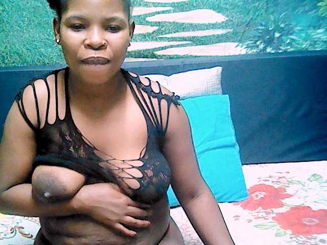 Снимки ebonygold92 hlw everyone lets have funs guys mess my room with tokens thank u....