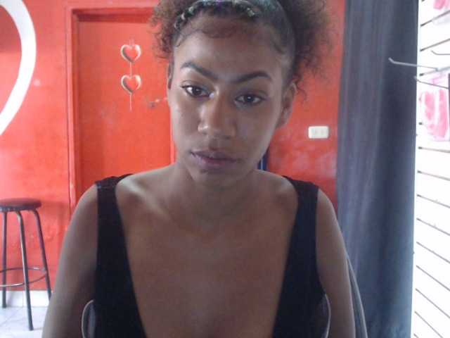 Екранни снимки на излъчване EBONYMOM