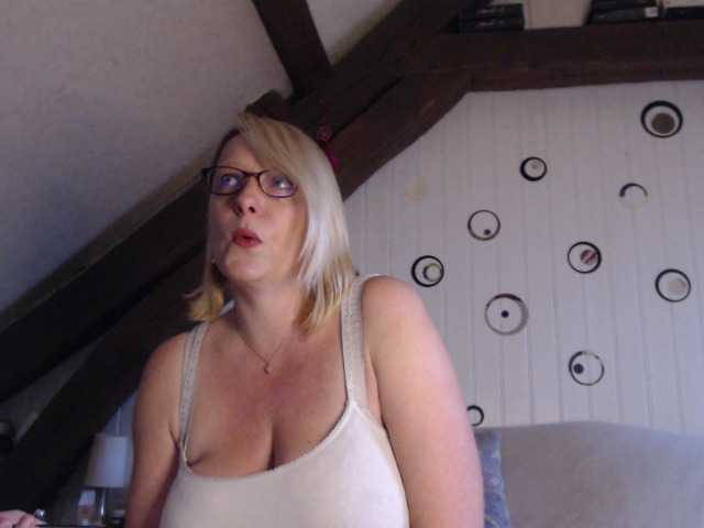 Екранни снимки на излъчване EleannaRose