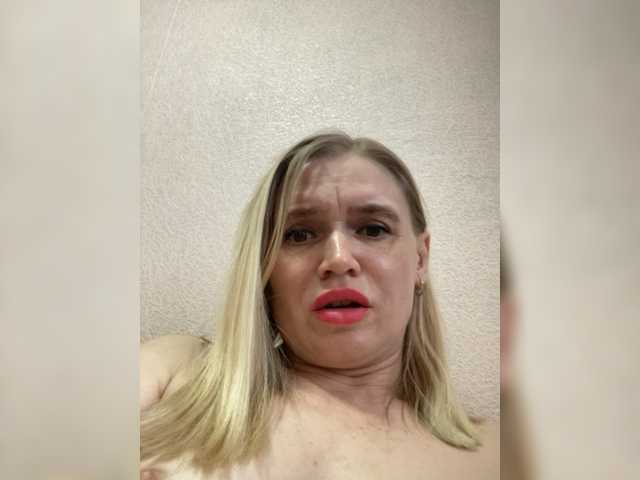 Екранни снимки на излъчване Milka_Milf