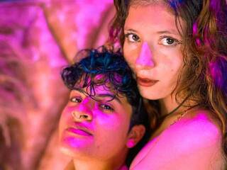 Еротичен видео чат MiaAndAlex