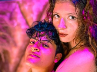 Еротичен видео чат MiaAndAlex