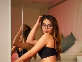 Еротичен видео чат Emili-Roose