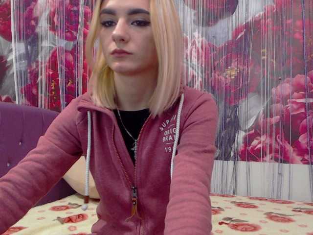 Снимки Flower-girl hello guys im here #new feet-20, tits-100 5min. take off panties-140 5 min. full naked - 250 5 min