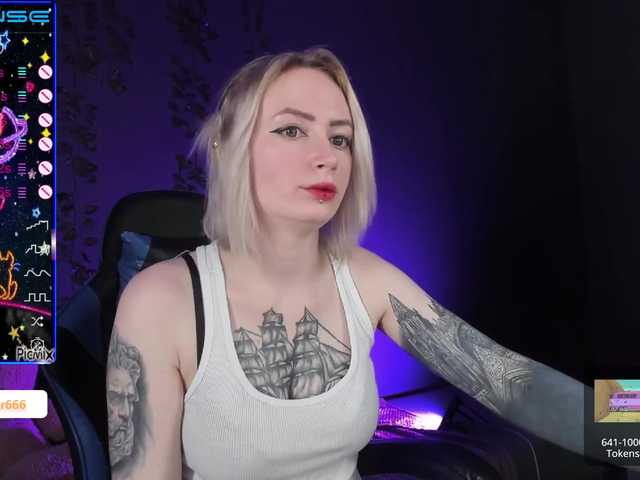 Снимки HelenCarter lets play hehe :D tip menu and pvt open! #tattoo #blond #ohmibod #anal #french