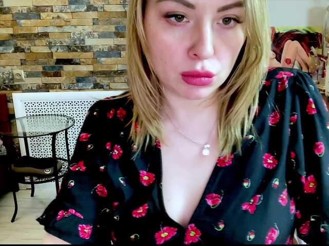 Екранни снимки на излъчване HollyDoll