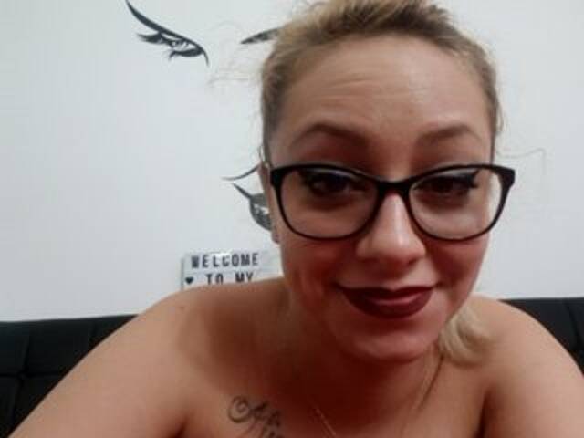 Екранни снимки на излъчване HotAnnie1997