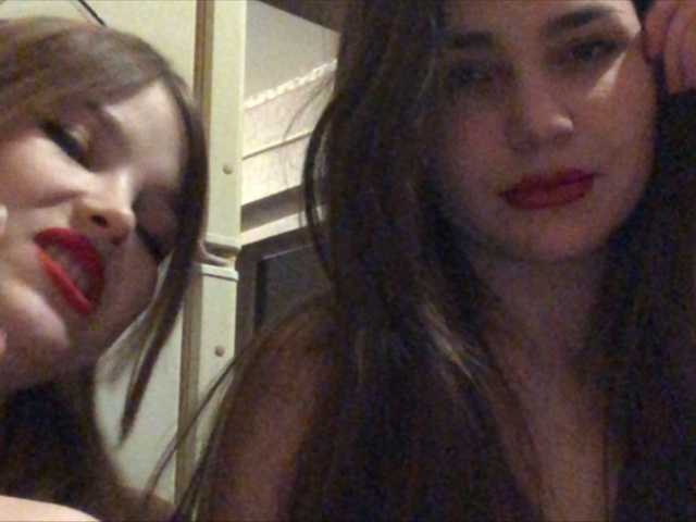 Екранни снимки на излъчване Liza_and_Vika