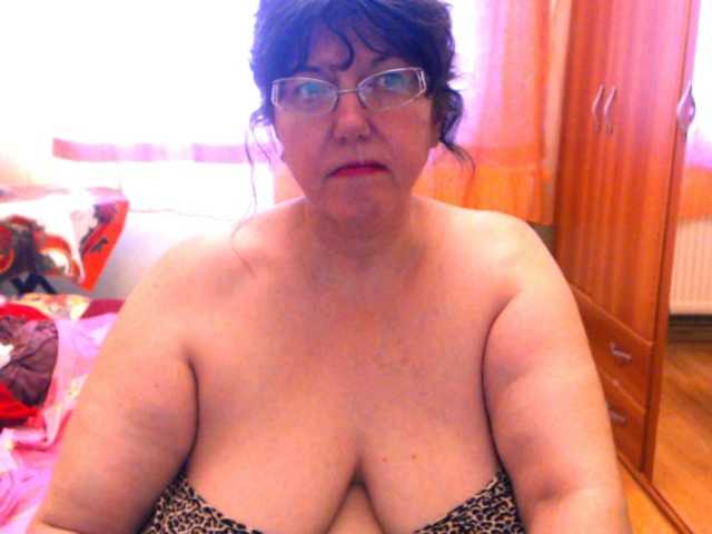 Екранни снимки на излъчване HugeTitsXXX