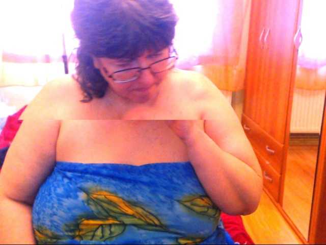 Екранни снимки на излъчване HugeTitsXXX