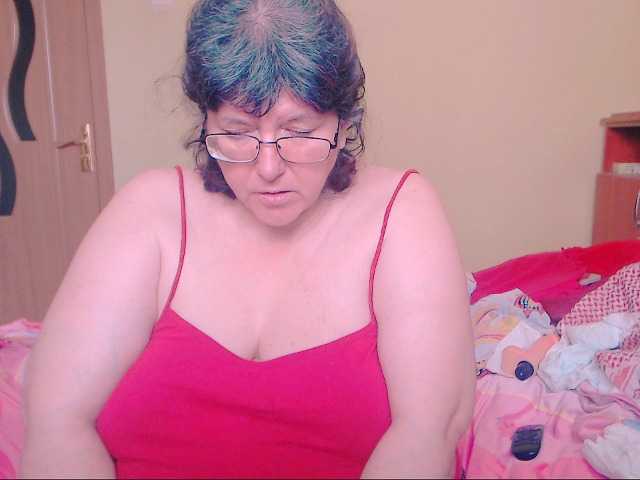 Екранни снимки на излъчване HugeTitsXXX