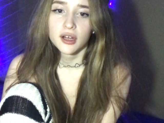 Екранни снимки на излъчване Ivanka-Chan