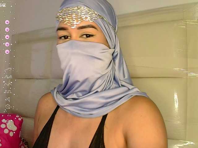 Снимки kaalinda1 New Arab girl in this environment, shy but wanting to know everything that is related